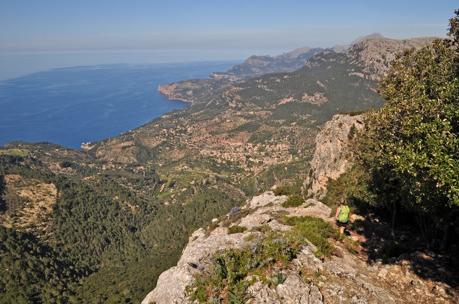 plongée sur deia et la mer
