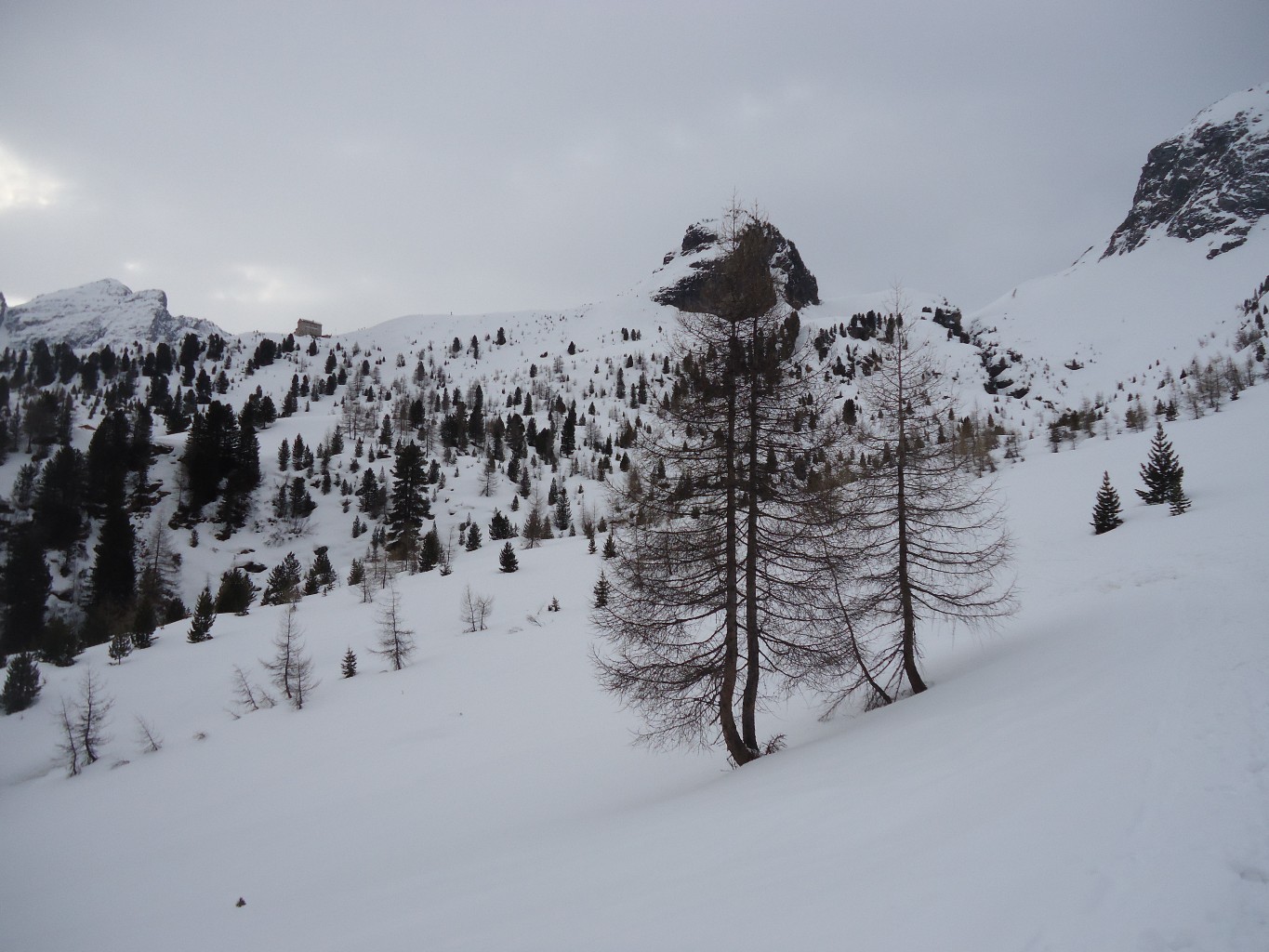 Monte Magro: in alto a sx il rif. Roma