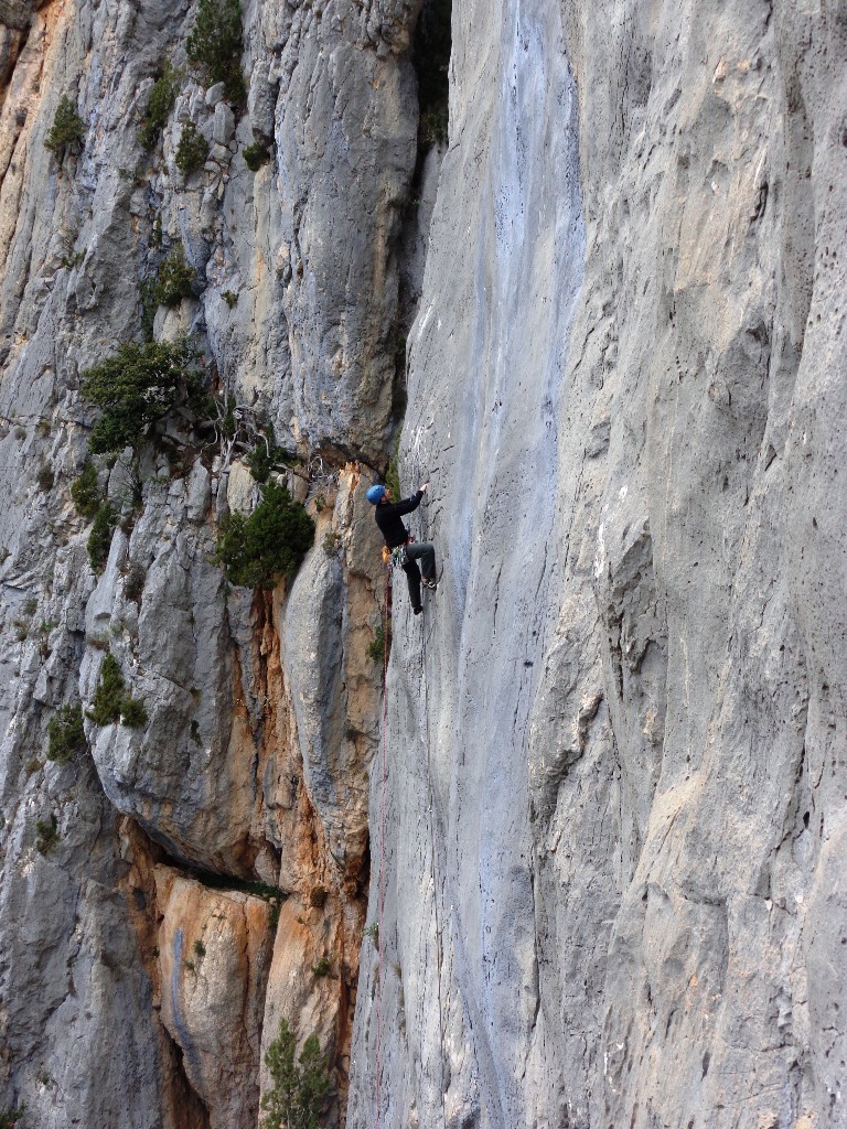 Nico fight dans le 7a+ de Surveiller et Punir