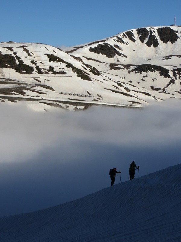 Pendant l'approche, chatouillées par la mer de nuages