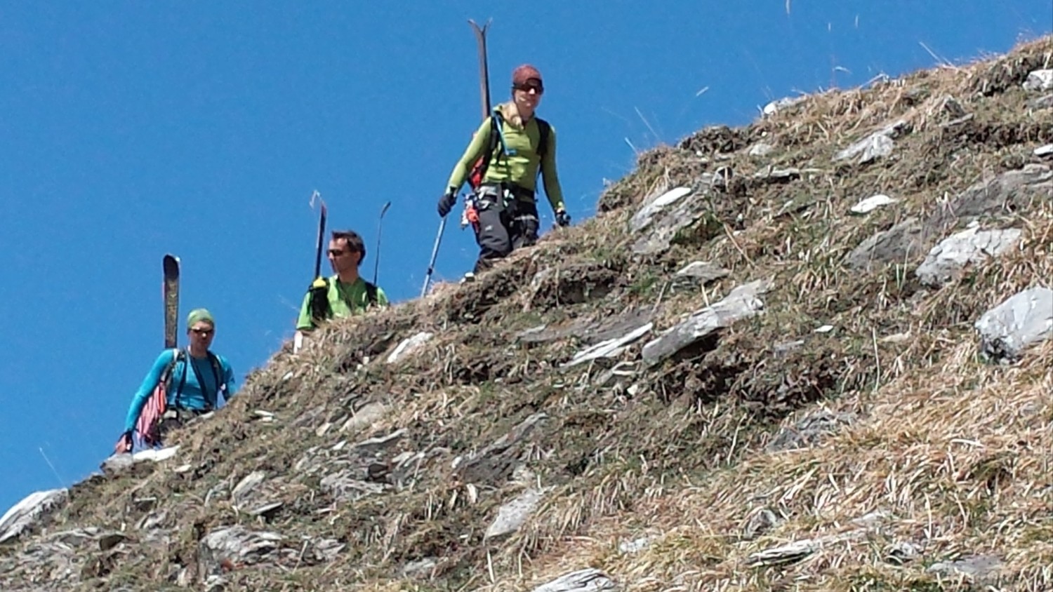 Il faut porter à la fin même si on a remis les skis pour quelques bandes neigeuses