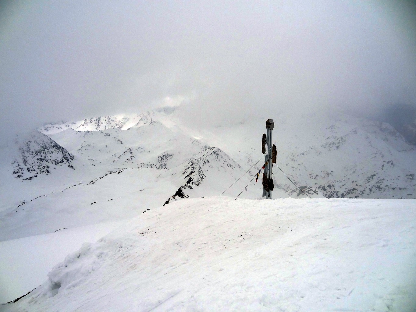 La croce in vetta verso il Gavia