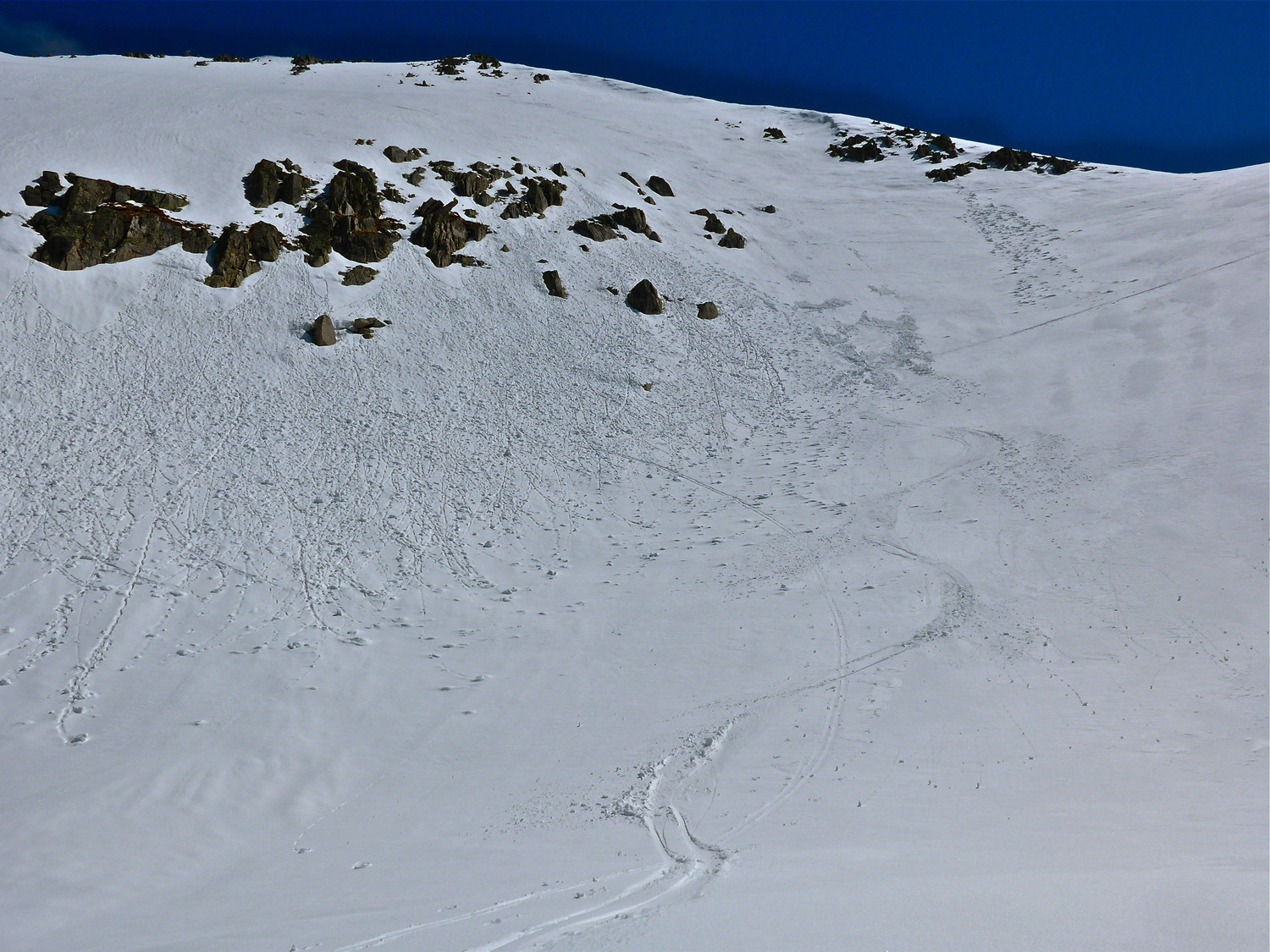 Ma descente de Pagari, la poudreuse me suit à chaque virage.