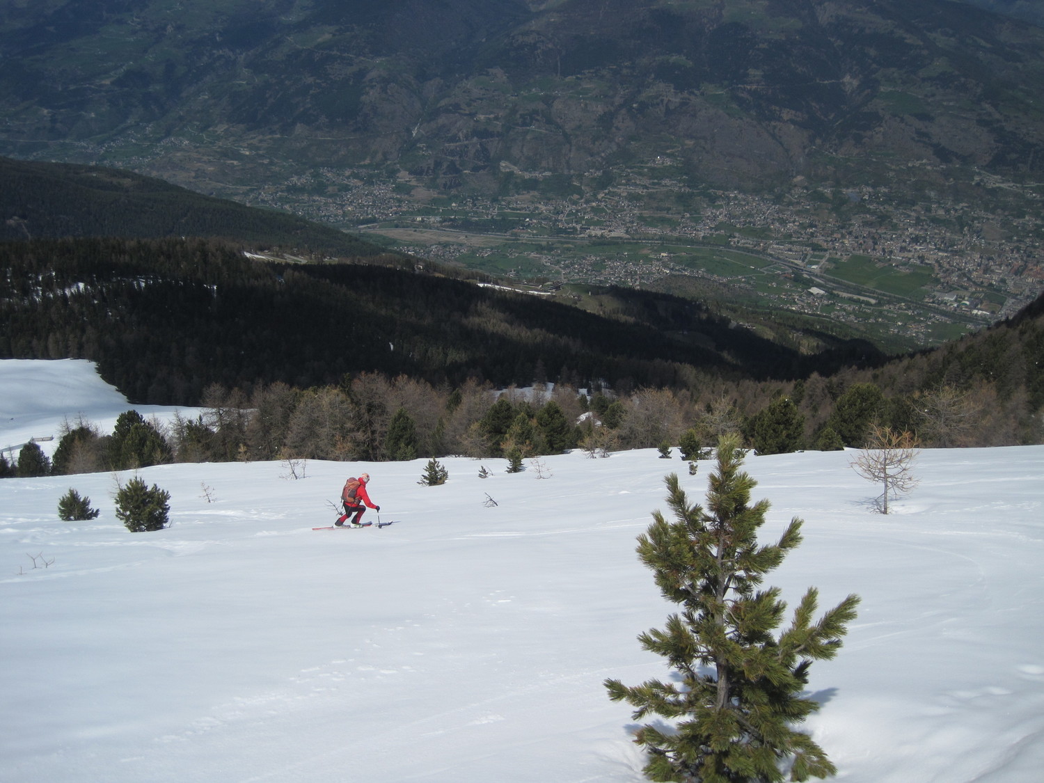 Discesa dalla Punta di Replan vista Aosta