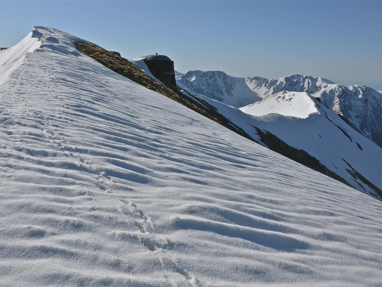 Approche du sommet en neige béton par sa crête NE.