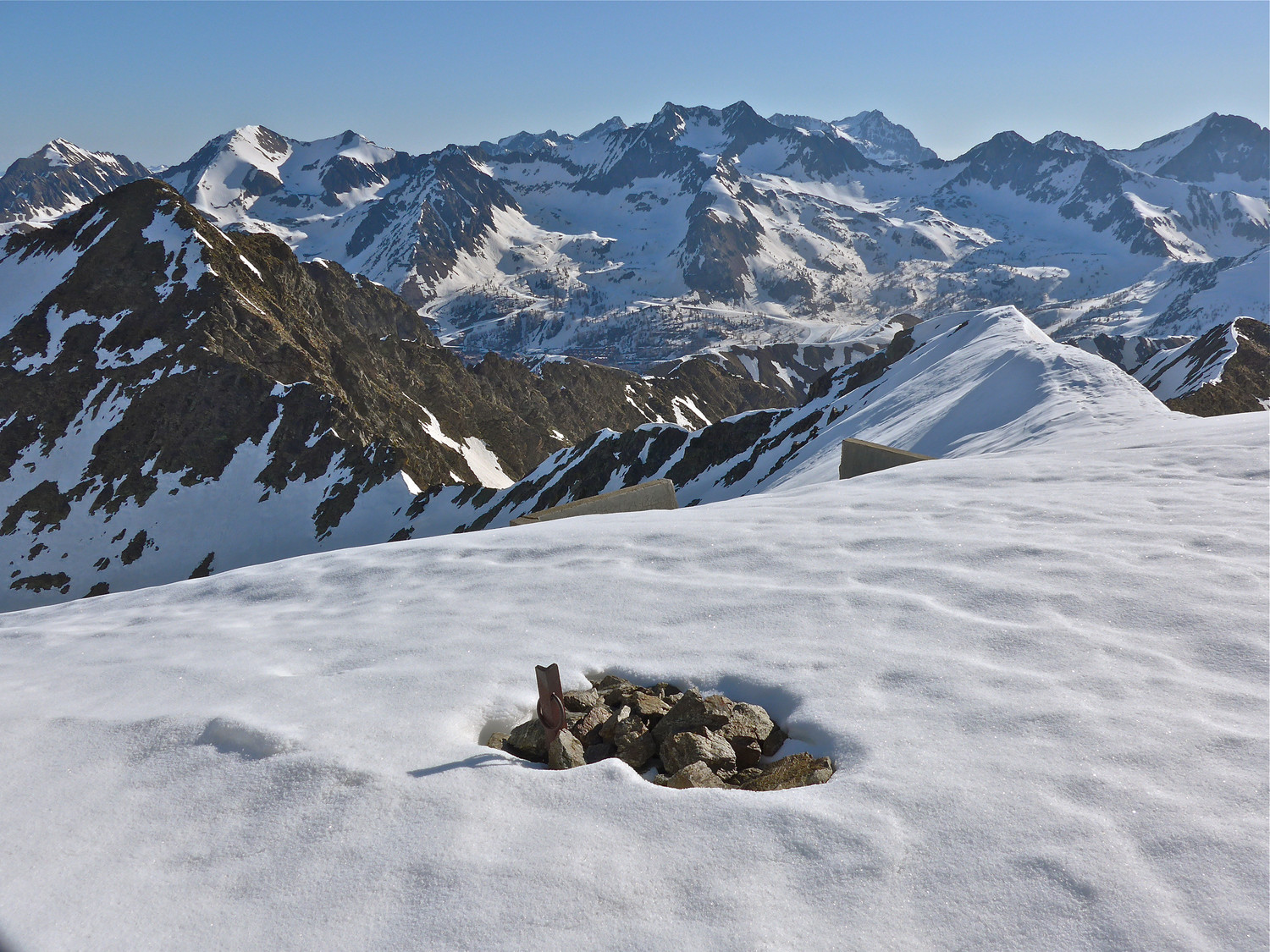 Vers les Cimes de la Lombarde et de Malinvern, on devine le Matto tout au fond..