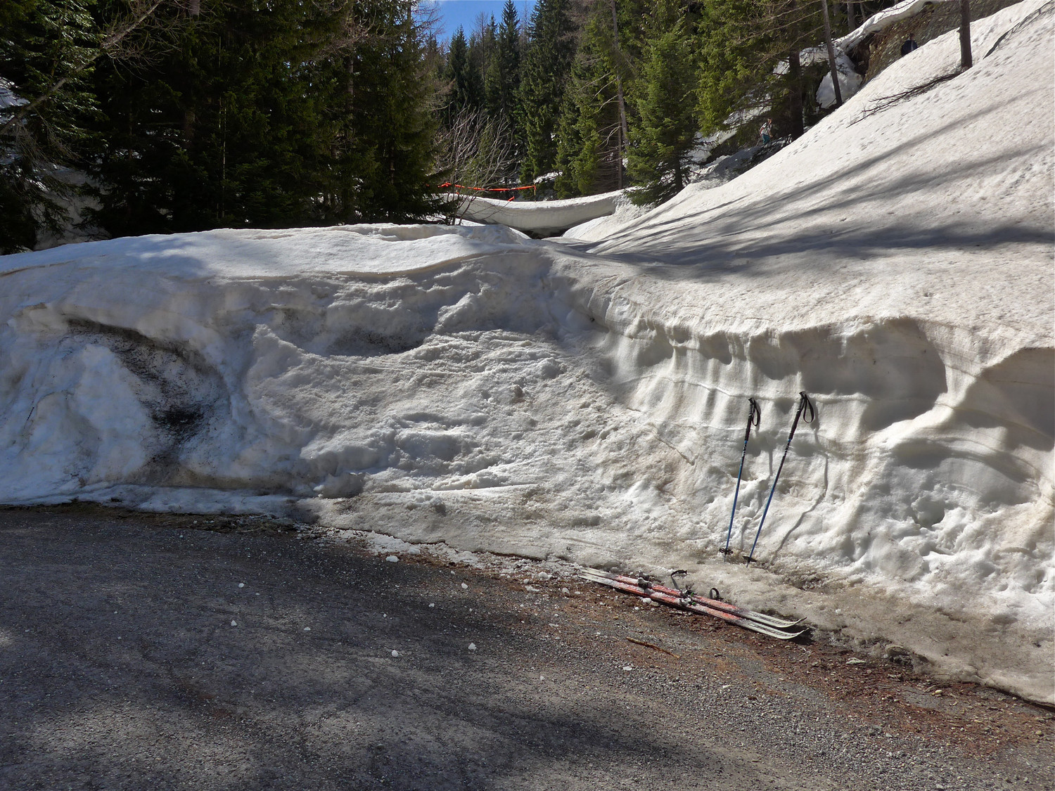 Parking skis aux pieds.