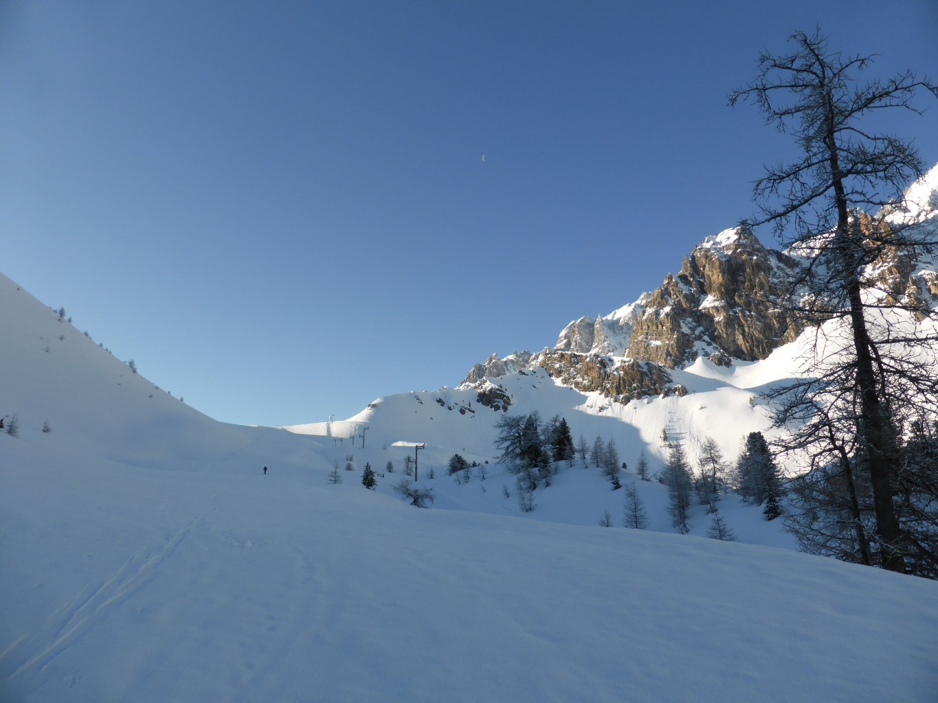 Le haut du domaine "plus skiable" est pourtant très bien enneigé!