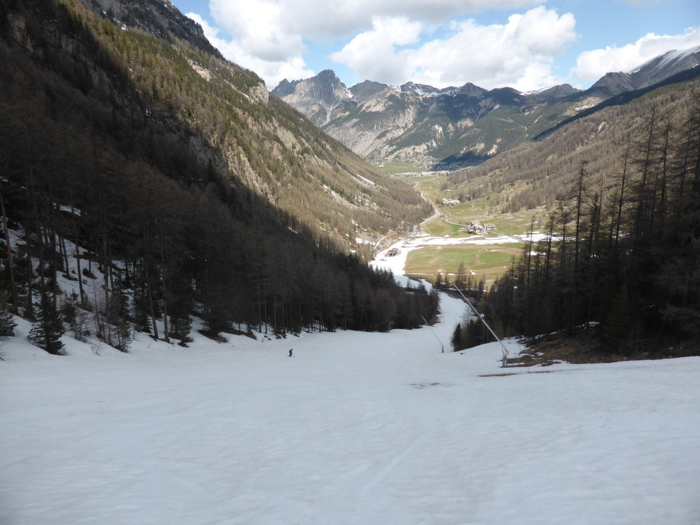 Le ruban blanc descend jusqu'au ccar...