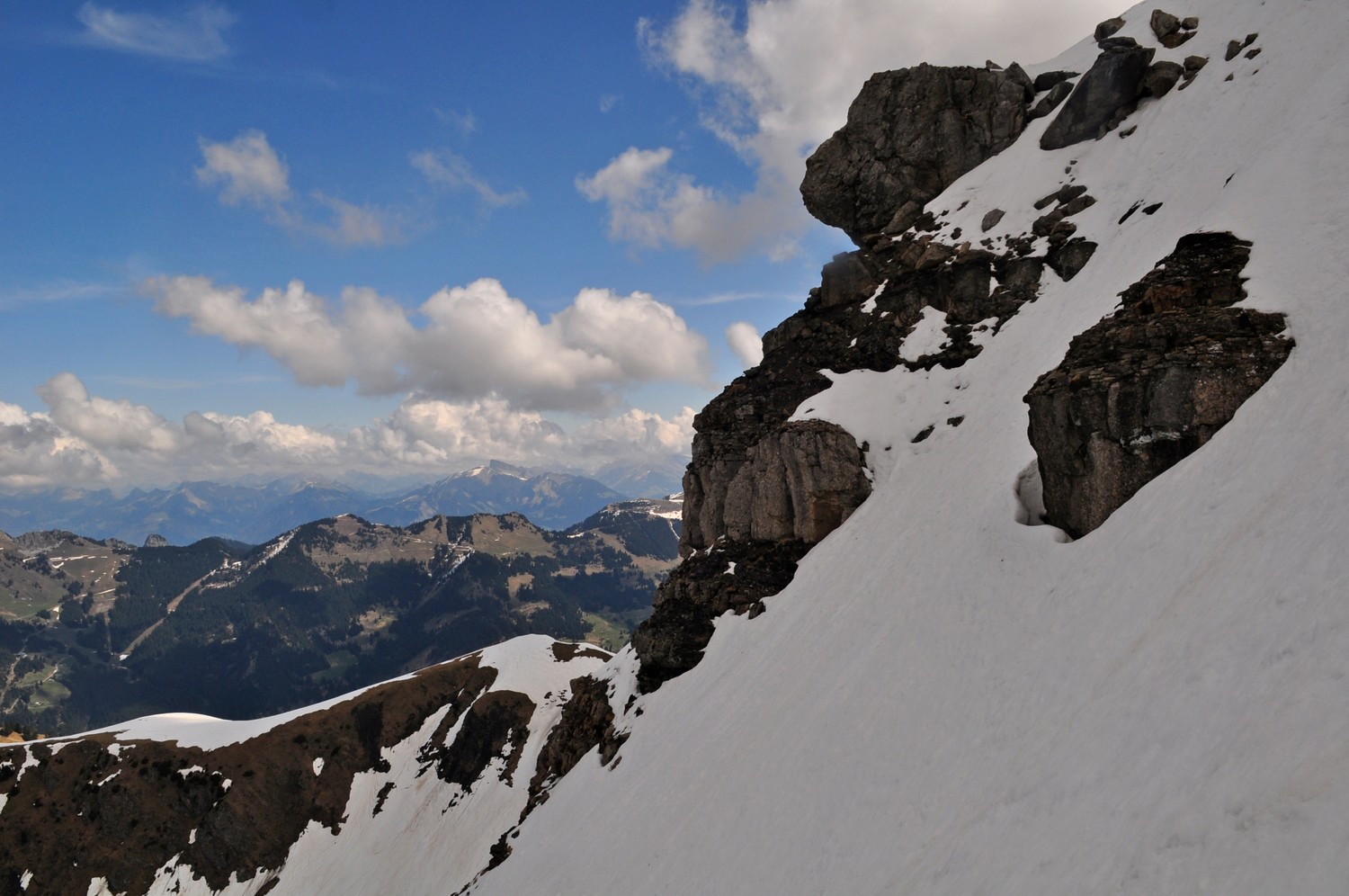 il fait la tête : vu en montant dans le couloir
