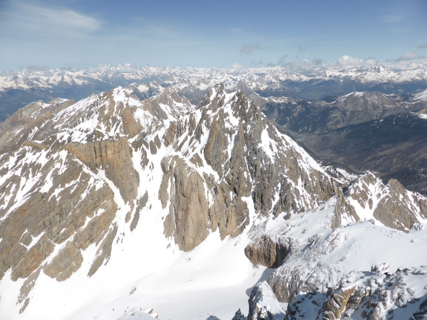 Vue vers le N, les Heuvières au premier plan