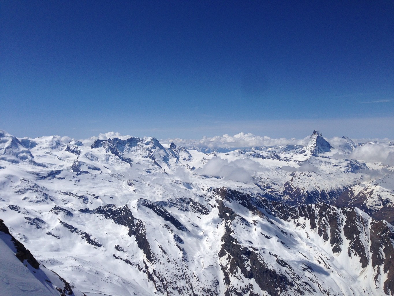 Vista W Cervino e in fondo Monte Bianco tra le nuvole