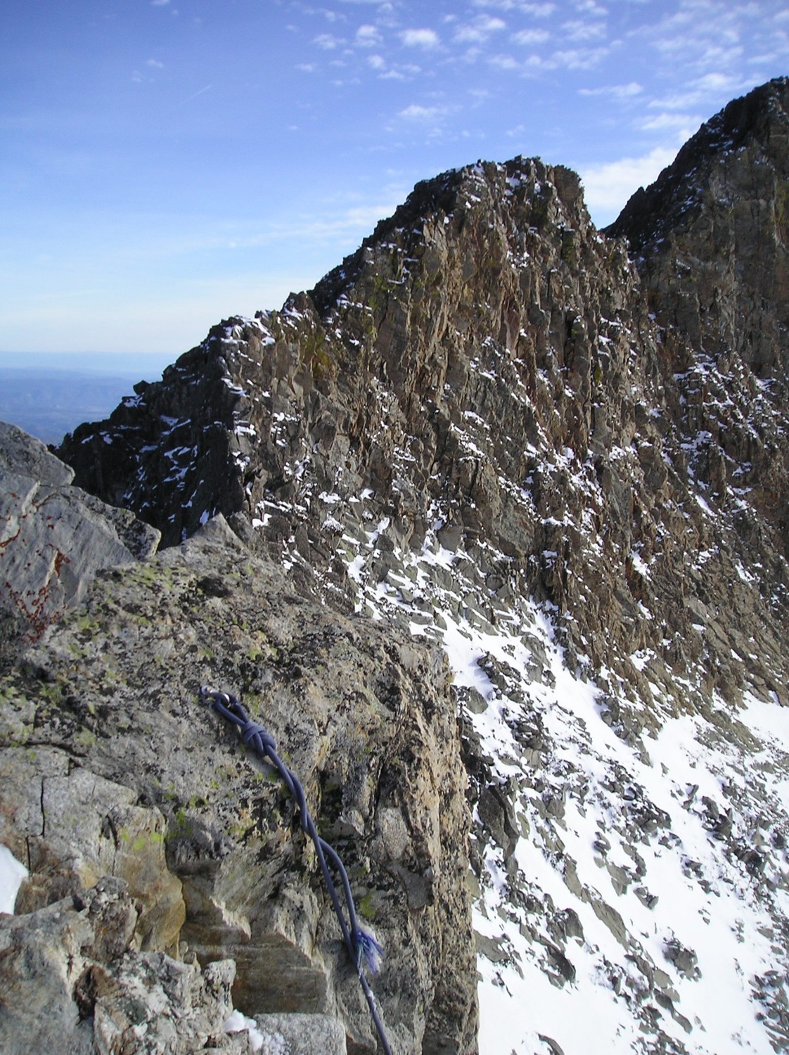 Passage de la corde à Jacky + ,au fond, la partie facile de l'arête