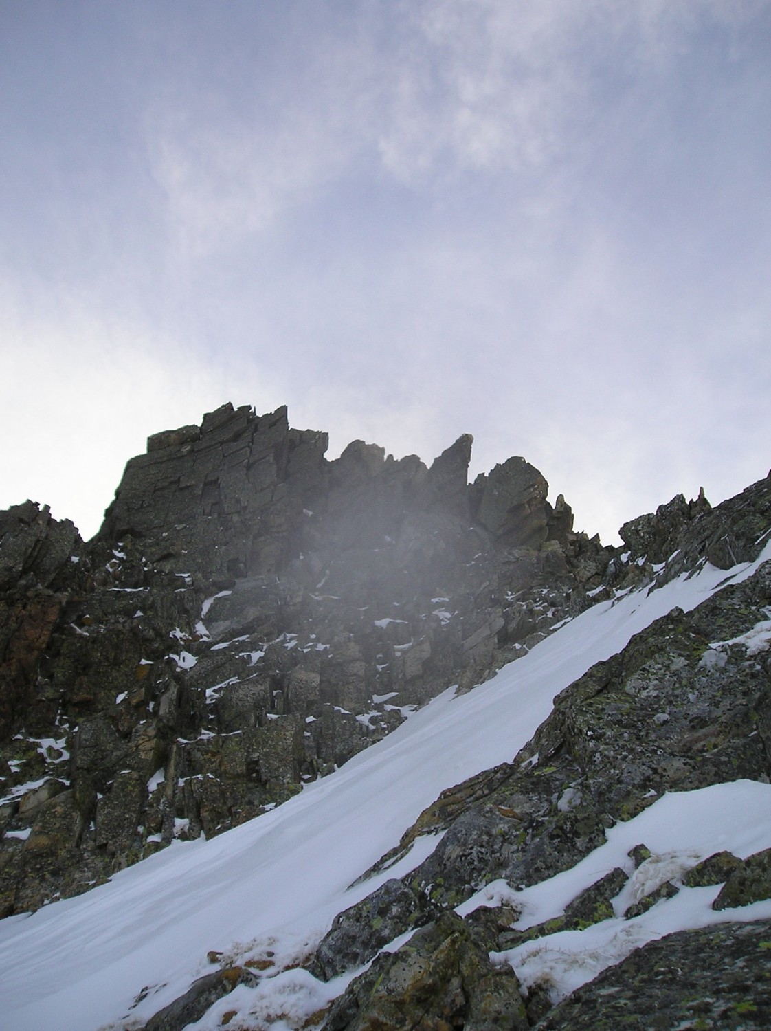 La dernière cheminée se trouve dans le halo de buée de l'objectif (j'ai bien visé hein !). Par le fil de l'arête c'est plus délicat.