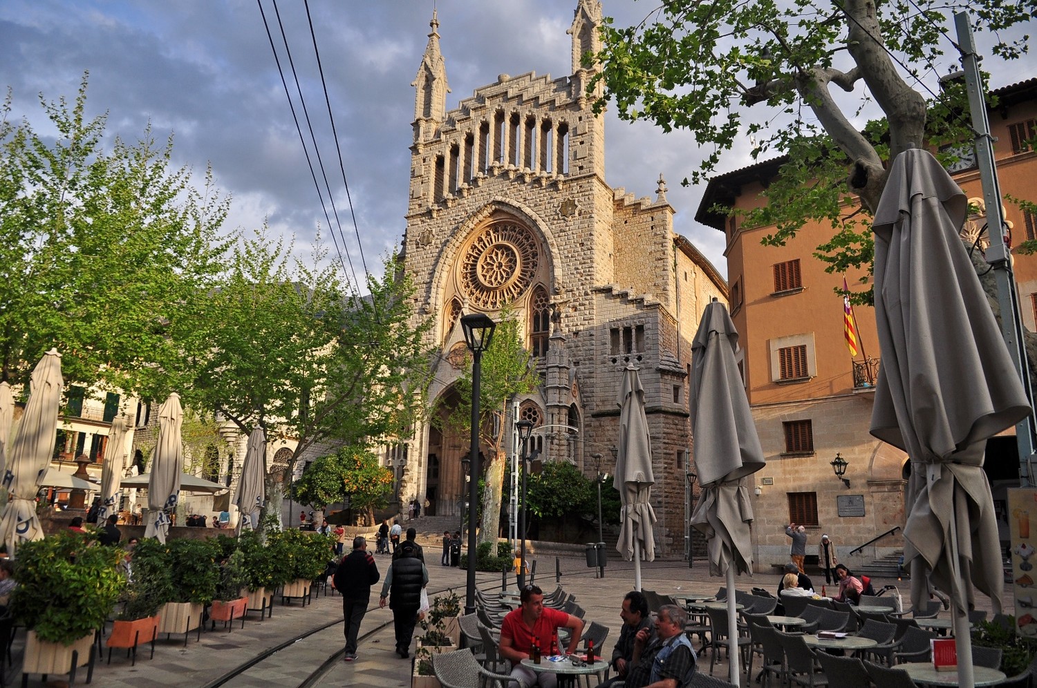 place centrale et cathédrale de soller