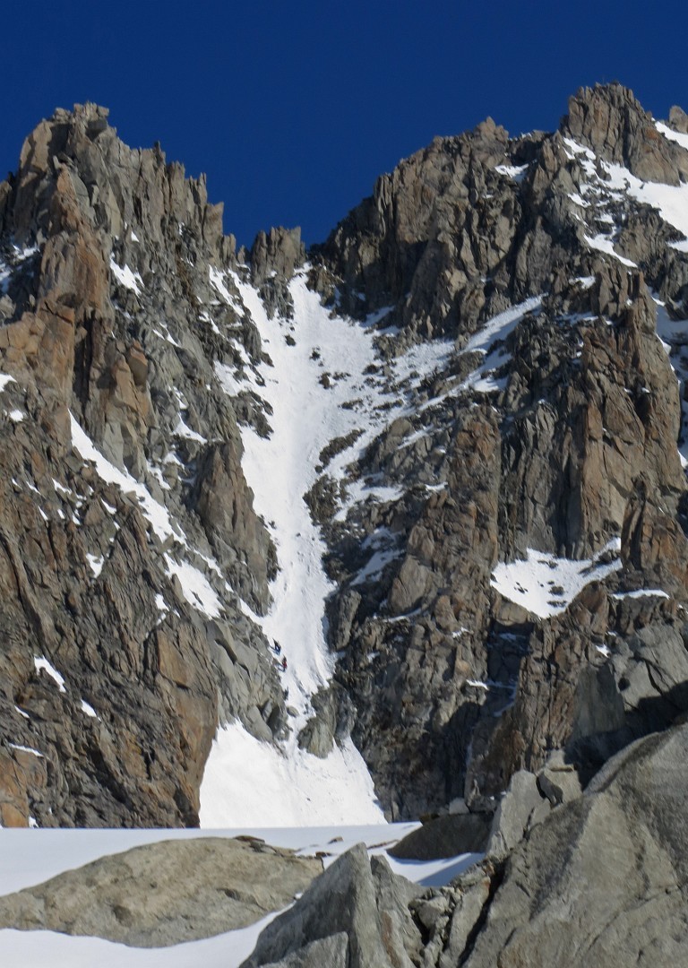 Une cordée au couloir de la Table... bien sec pour le ski!