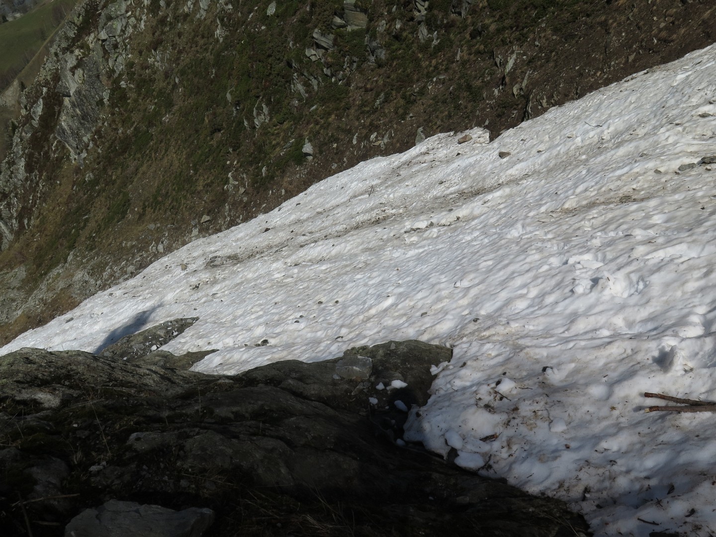 Le névé à traverser dans le couloir de montée