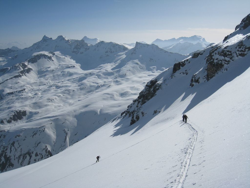 Sur le glacier des Plattes des Chamois, Grandes Rousses, Truc Blanc, Pointe de Bassac N, Grivola et Grand Paradis au loin