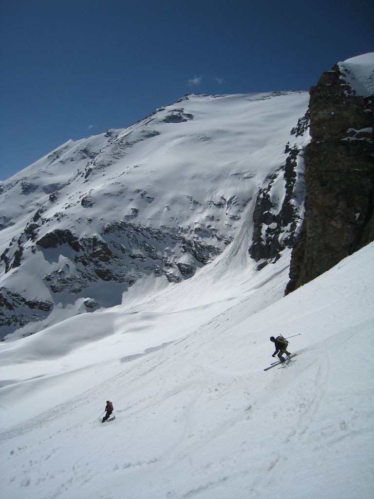 Descente vers le refuge Bezzi, devant le glacier des Plattes des Chamois
