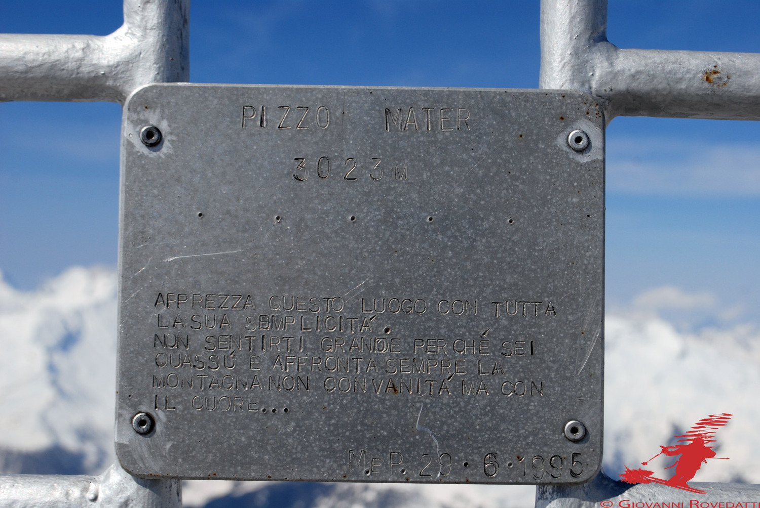 Targa sulla croce del Pizzo Mater 3025m
