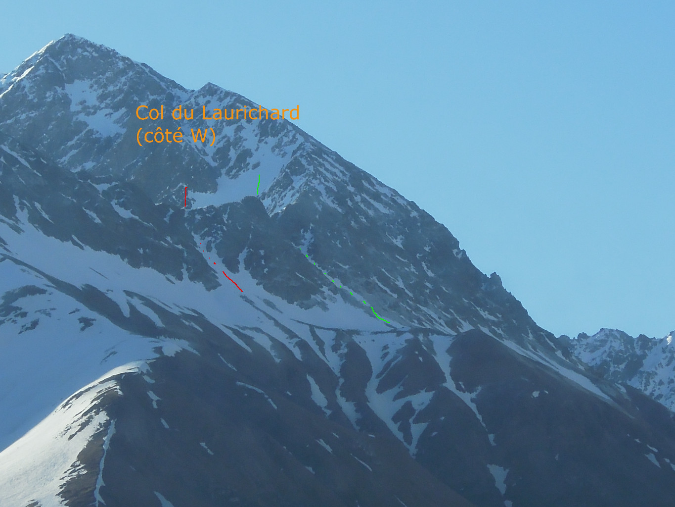 Au matin, une photo du col (en rouge, la goulotte; en vert le couloir plus large, masqué par des rochers)