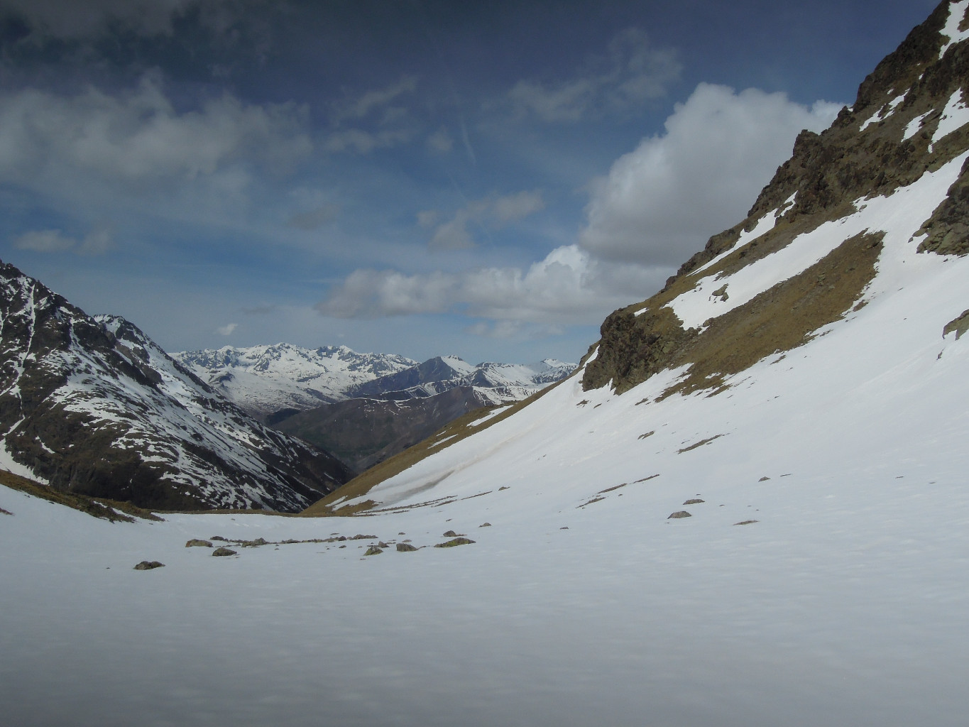 La 2nde partie de la traversée va commencer (entre bandes de neige, herbe et éboulis...)