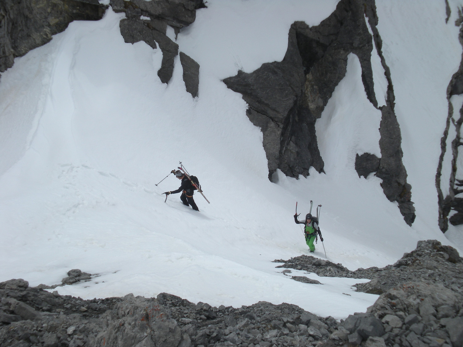 In uscita dal couloir SW del Piz Pisoc. Il colletto (deposito sci) della cresta S.