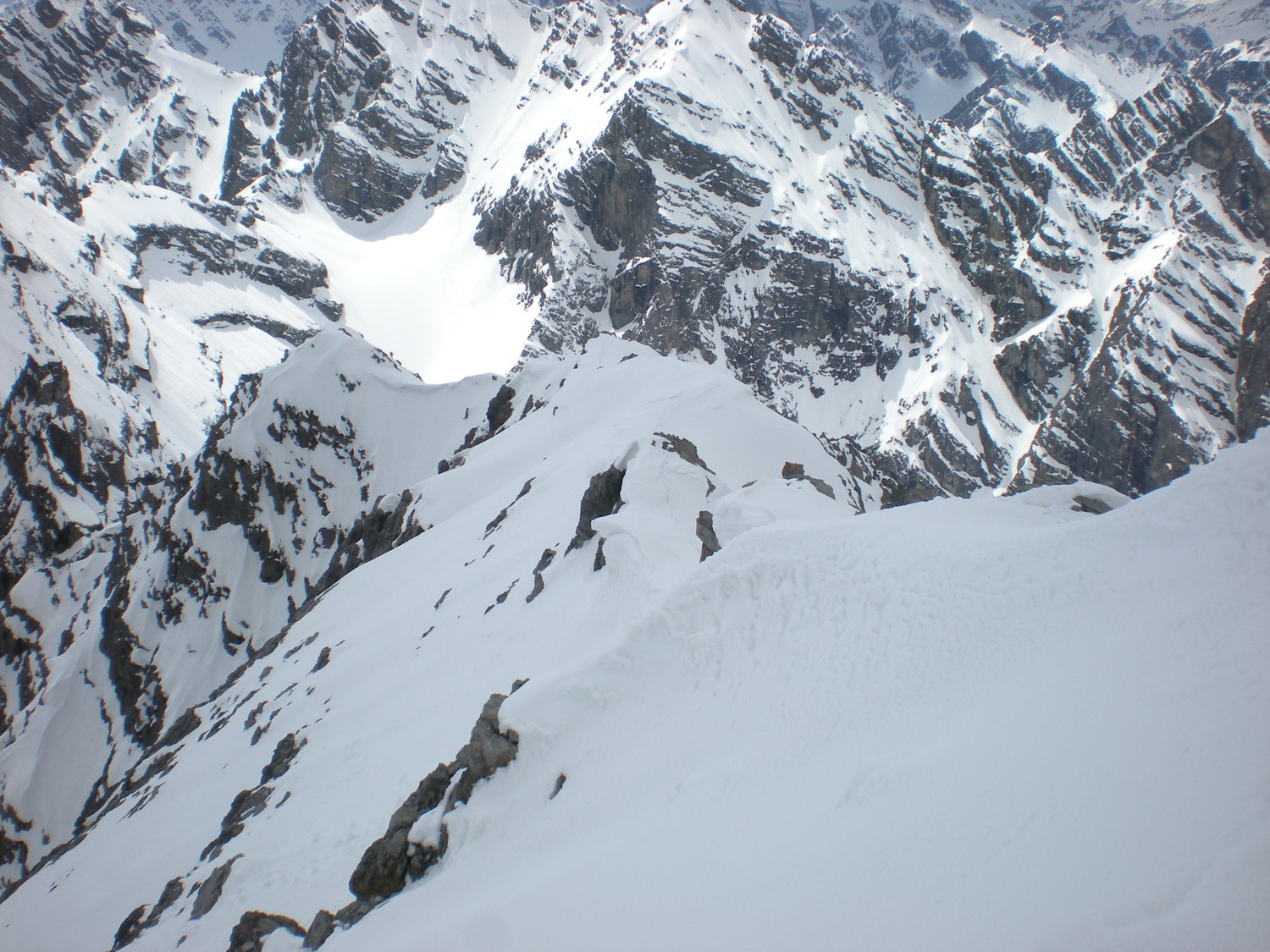 La cresta S del Piz Pisoc (visibile uno di noi in salita nel punto più basso dell'immagine).
