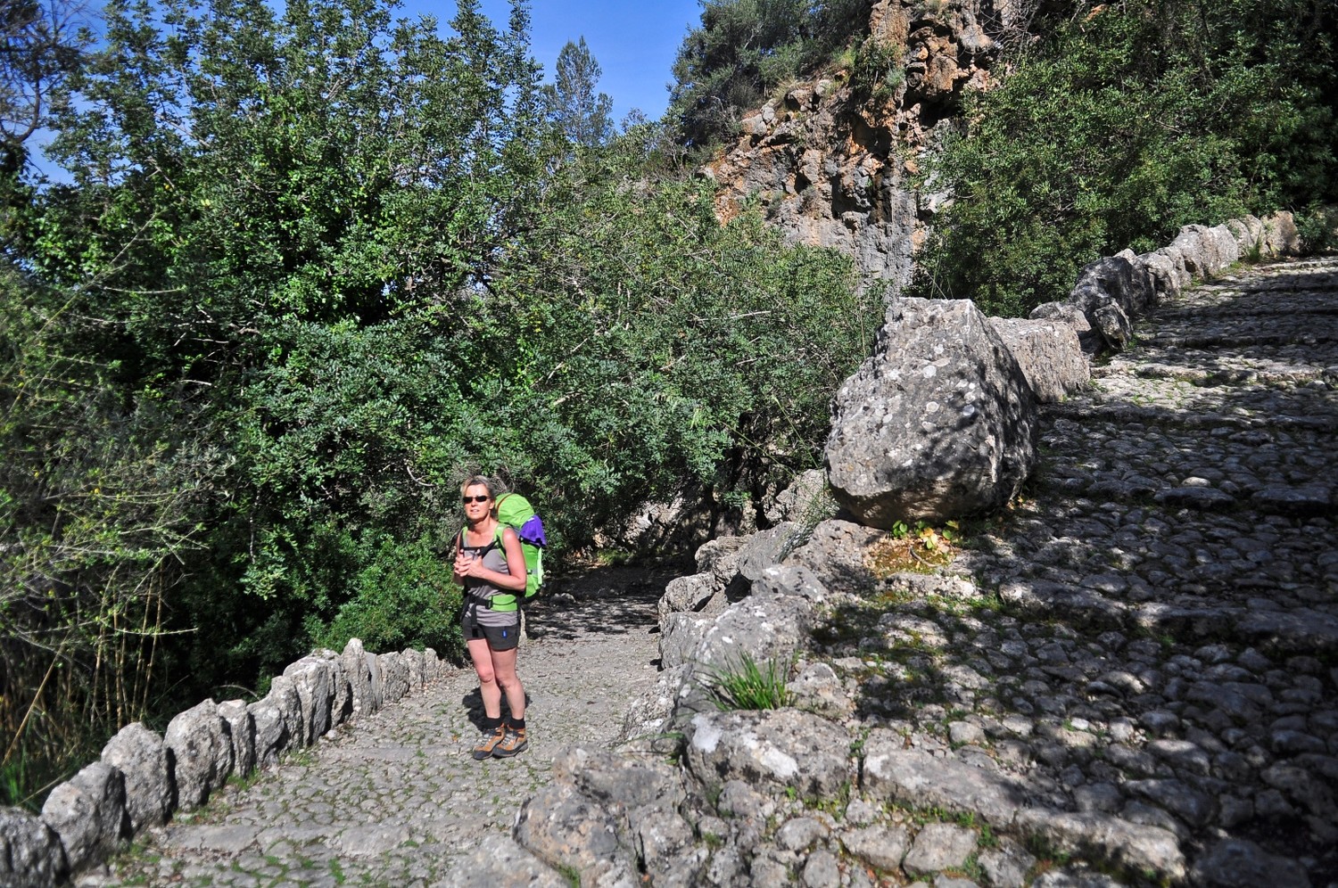 le tout début des gorges, le magnifique chemin pavé