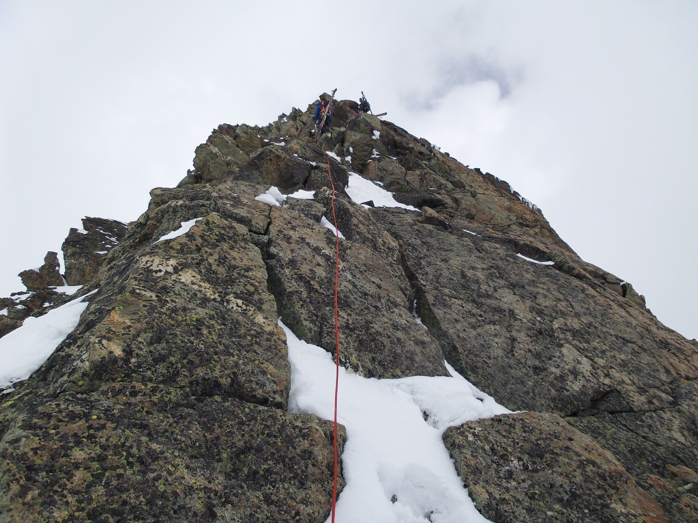 Début de la descente de l'arête SSW