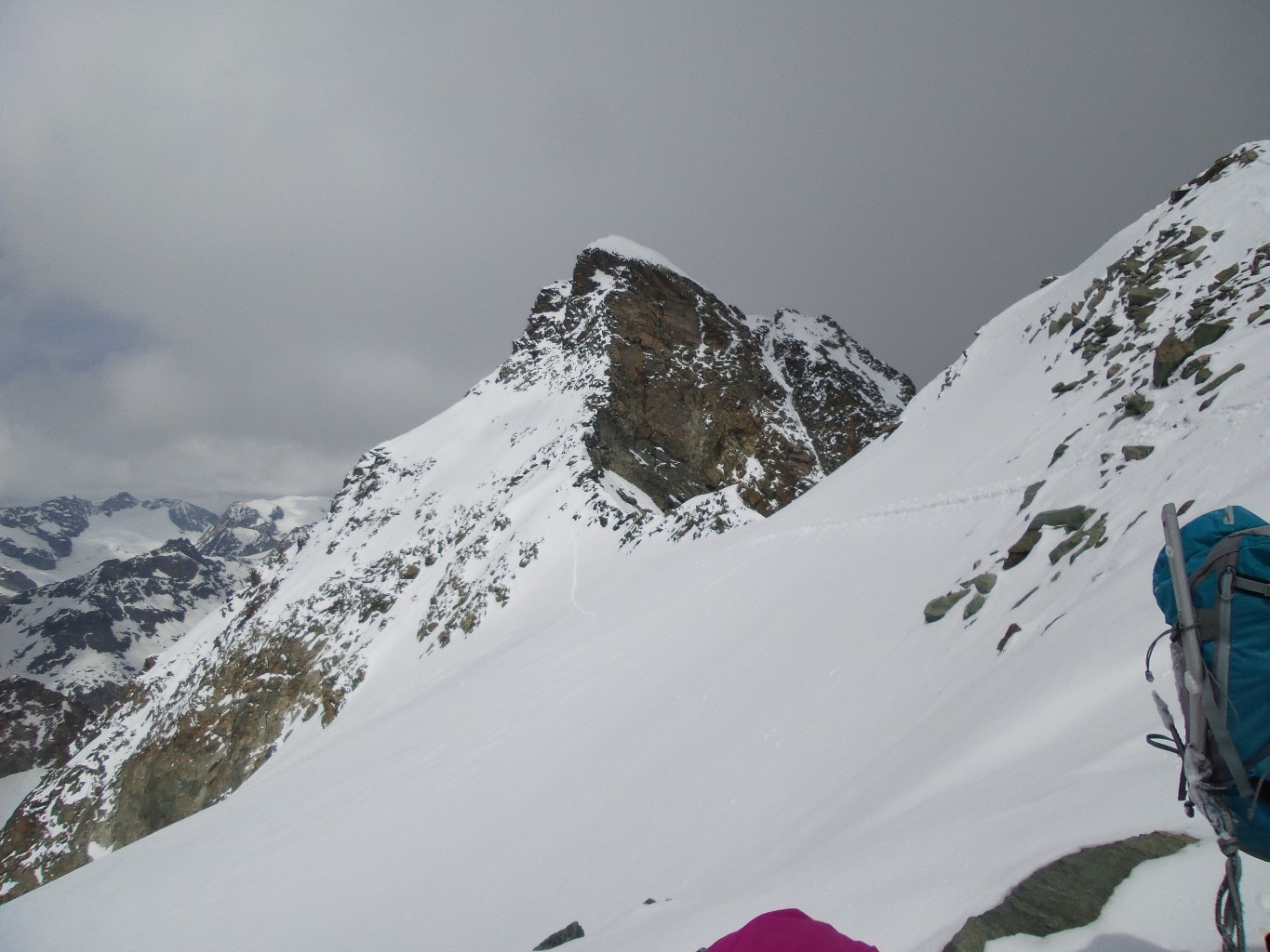 L'arête SSW a l'air plus difficile vue de loin...