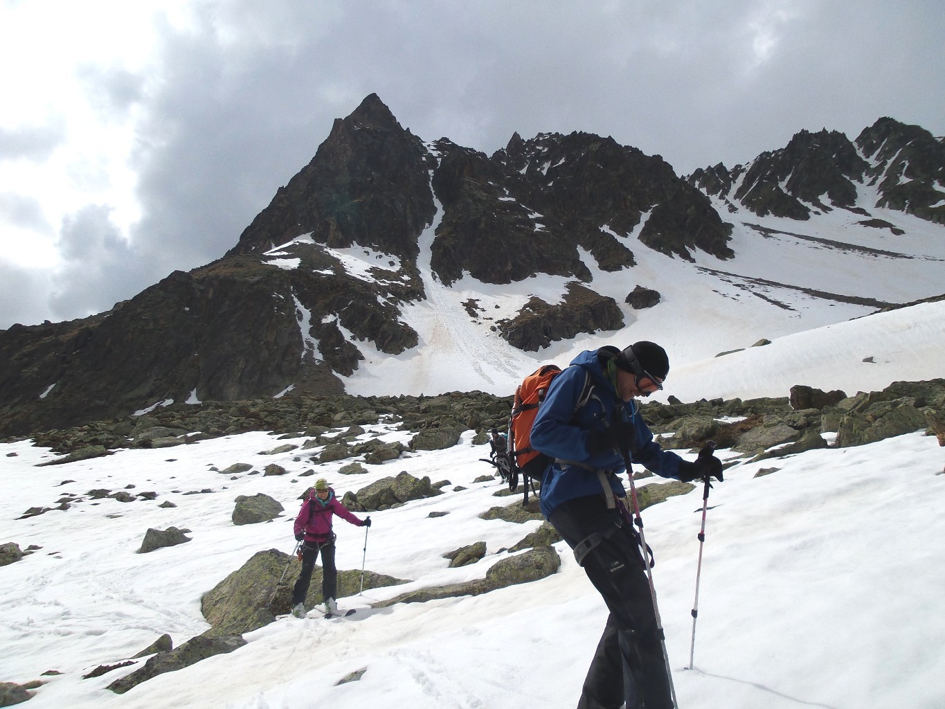 On déchausse à 2400m