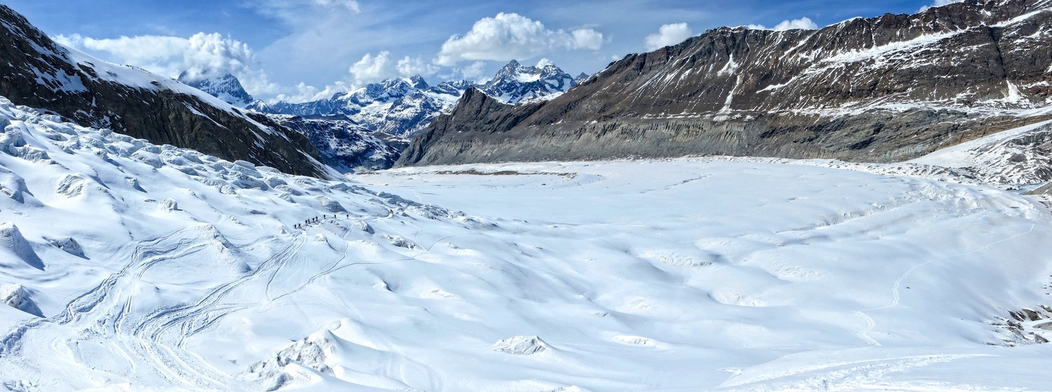 Du monde qui monte à la cabane Mont Rose