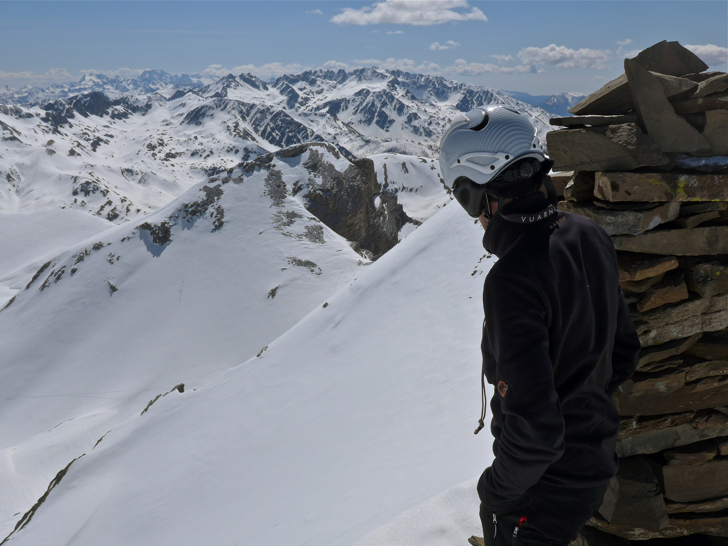 Du sommet vue vers la Tête Carrée et au loin les sommets de Vens.