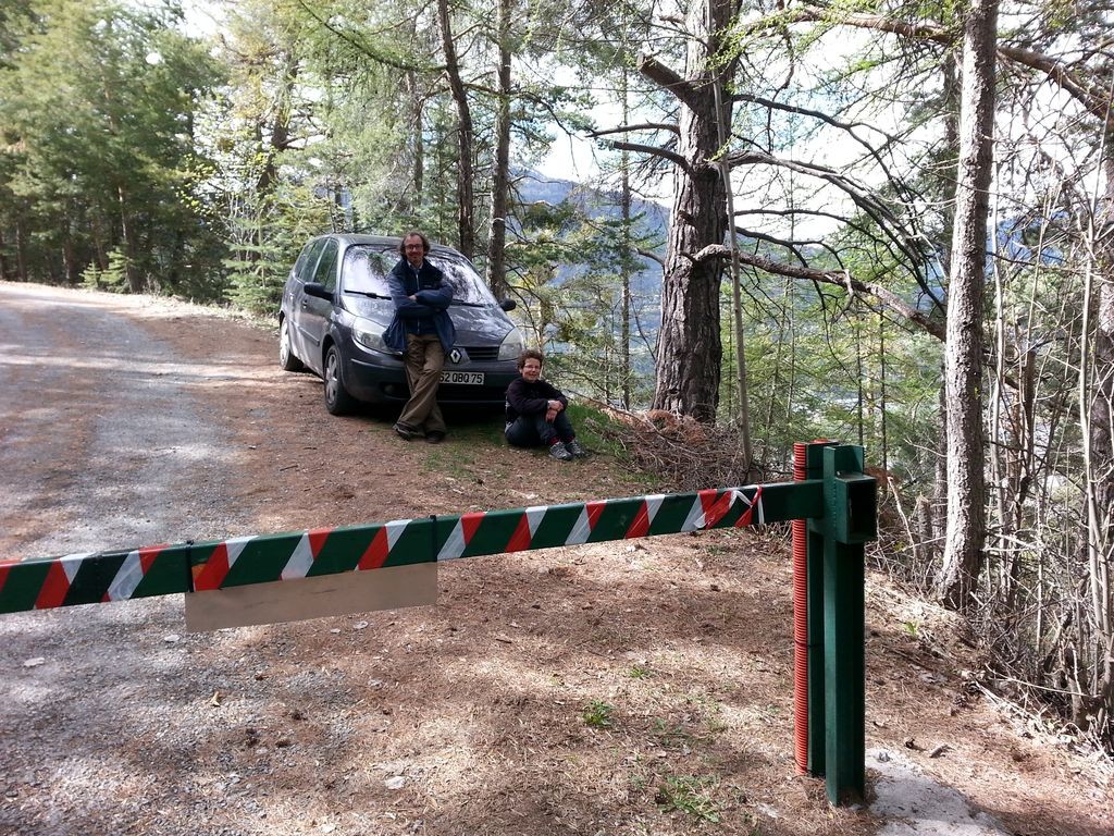 Barrière fermée pour rejoindre la route des Ayes