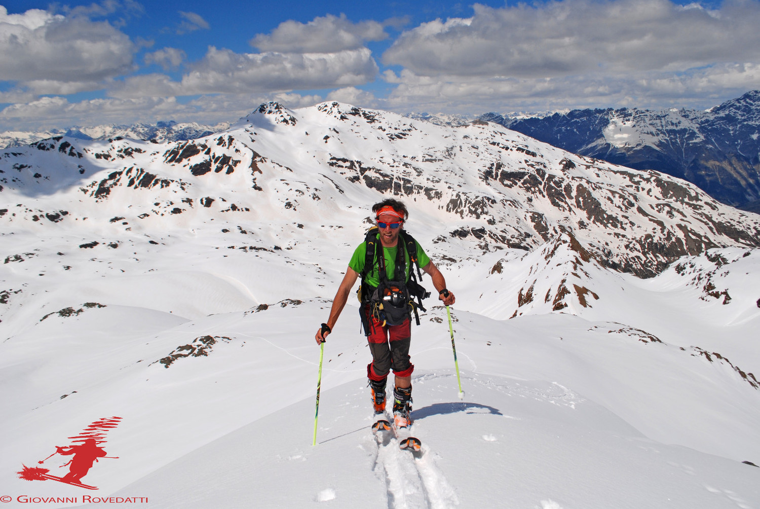 Giacomo arriva in cima al Corno di Profa 3078m, con il Monte Vallecetta 3156m sullo sfondo.