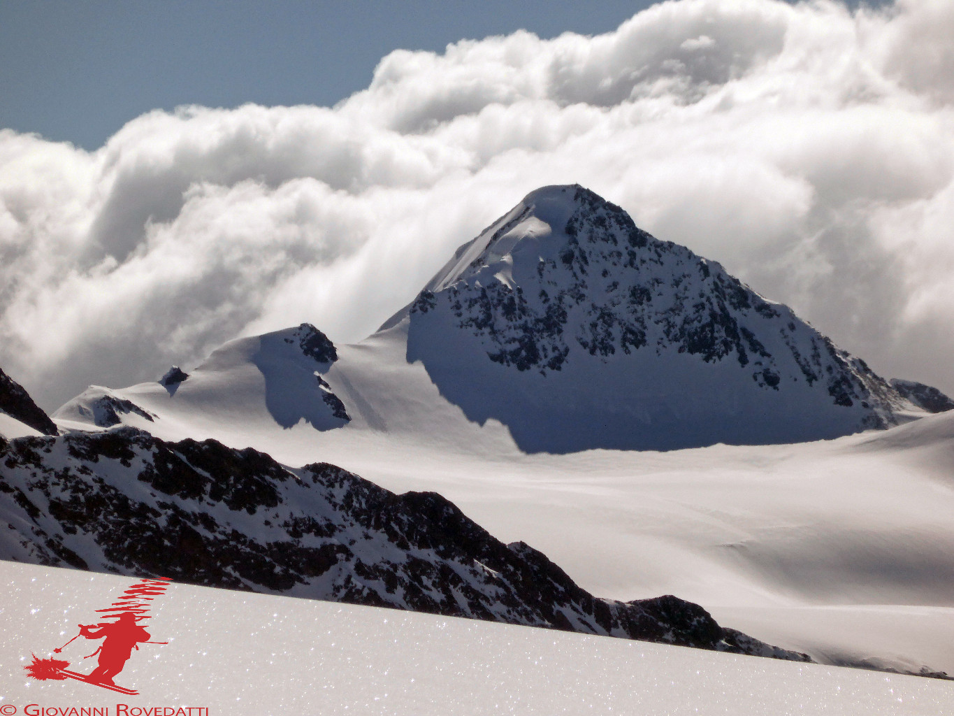 La Punta San Matteo 3678m con il ghiacciaio del Dosegù, salendo al Monte Sobretta 3296m