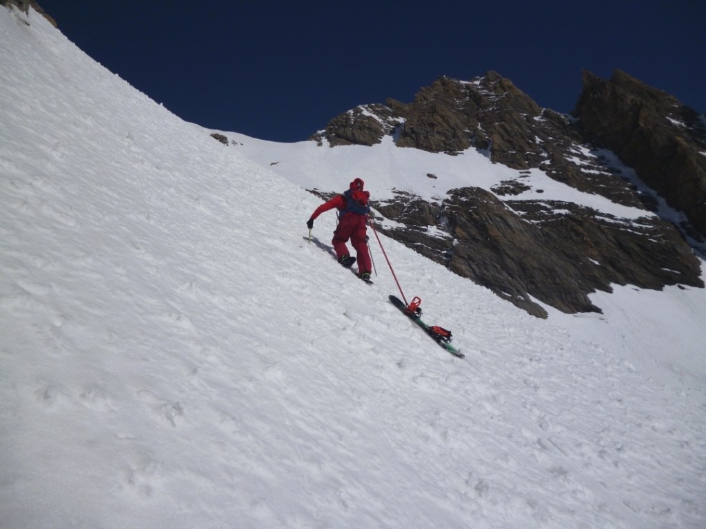 Alfredo tracte son snowboard, une manière originale et efficace de remonter le couloir