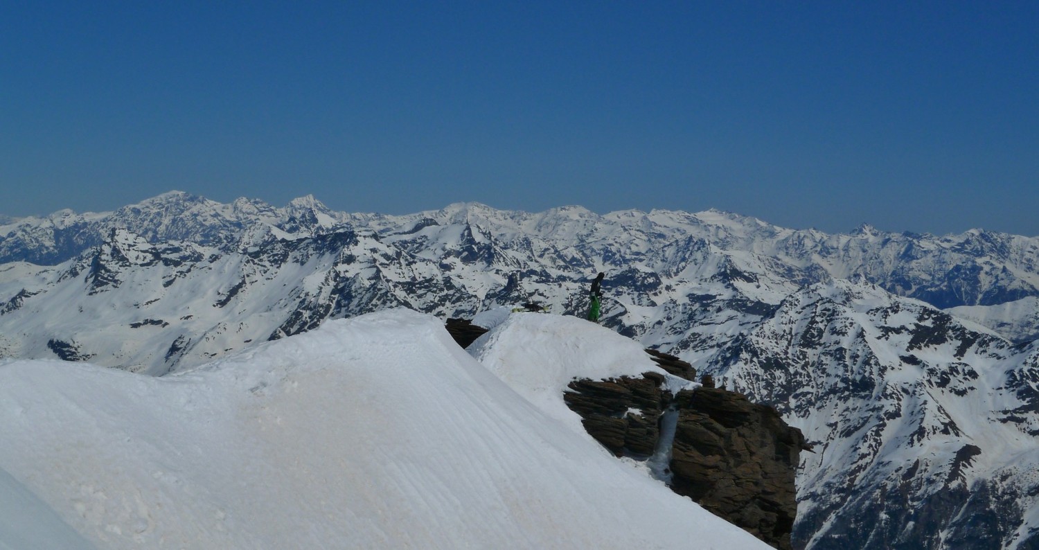 Edoardo in vetta al Varuna al cospetto della ronda delle Alpi Retiche e dell'Ortles
