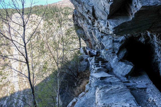 Le passage vertigineux le long du bisse de Gorperie, on peut heureusement passer par le tunnel à droite.