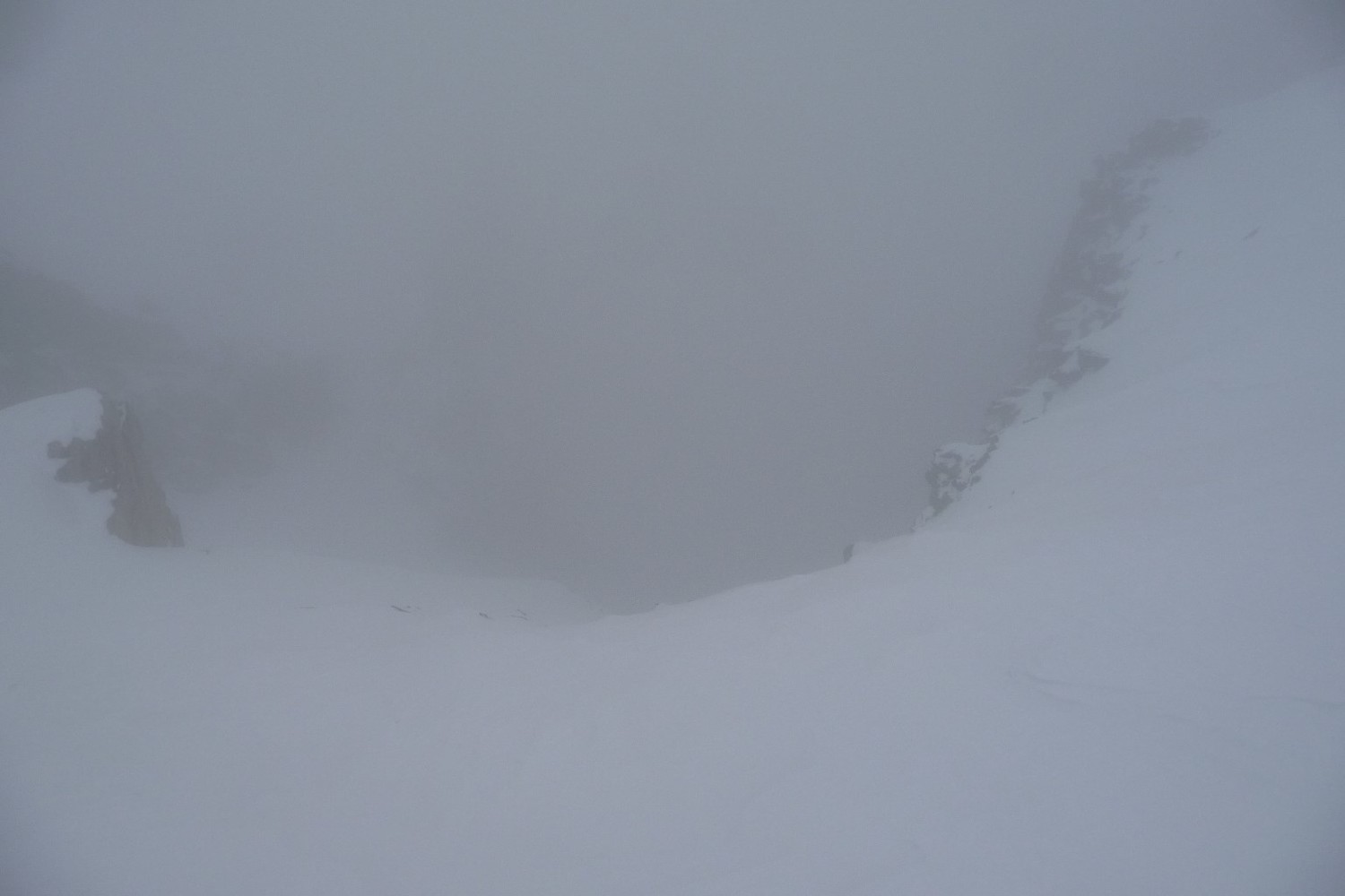 Au dessus du couloir. Je m'arrête sans doute à quelques mètres de la crête. L'alti indique 3185m et je n'ai plus de visi du tout.