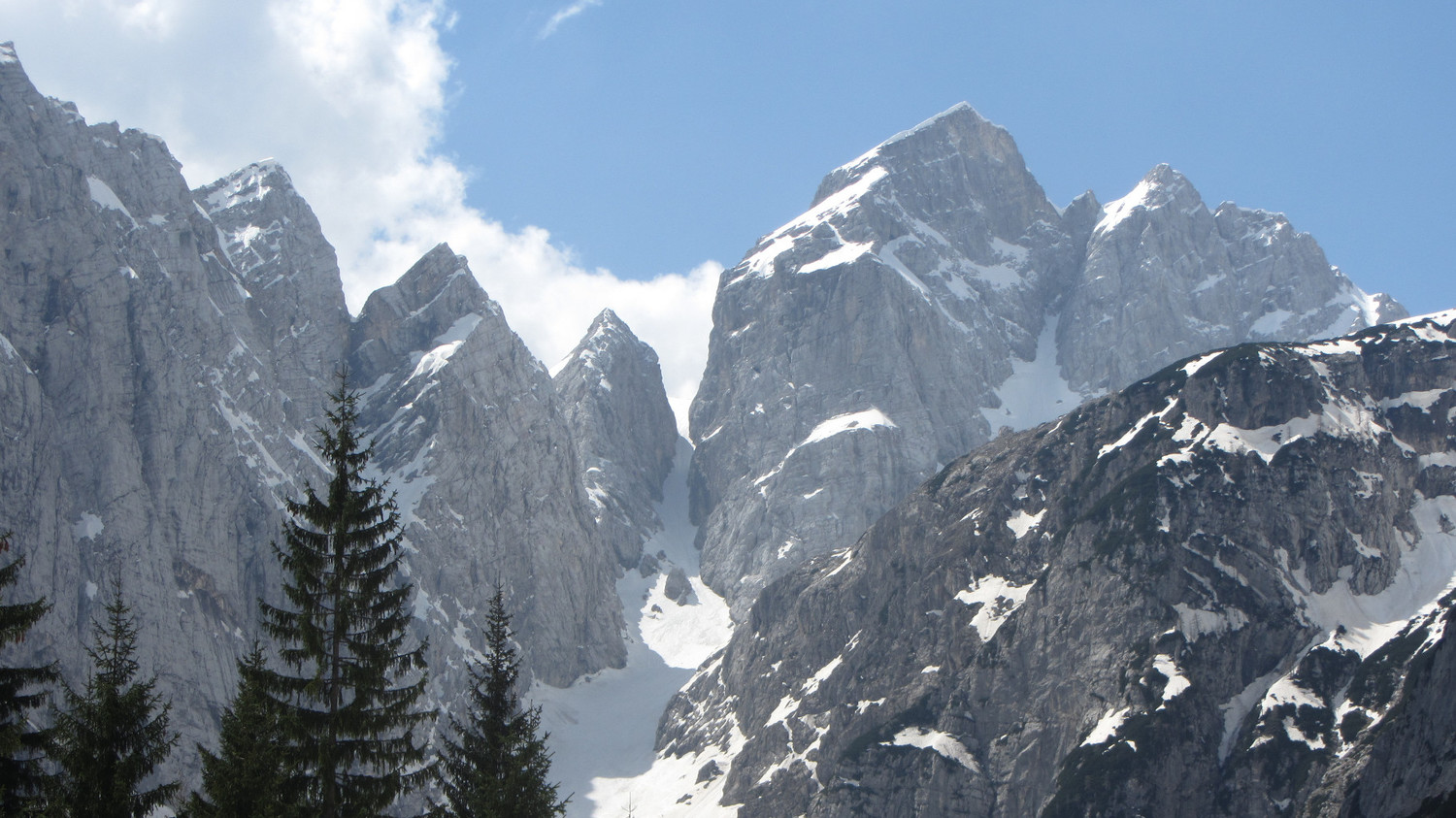 La bellissima forma dello Jalovec vista dal rifugio Tamar