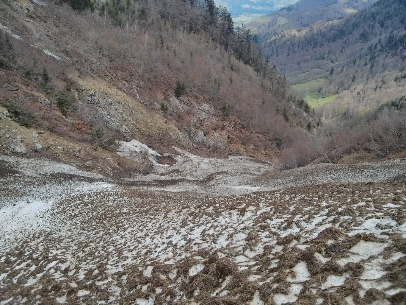 Avalanche dans le ravin de la lanche. Au fond à droite, le chemin perdu qu'on a mis 1h30 à trouver !