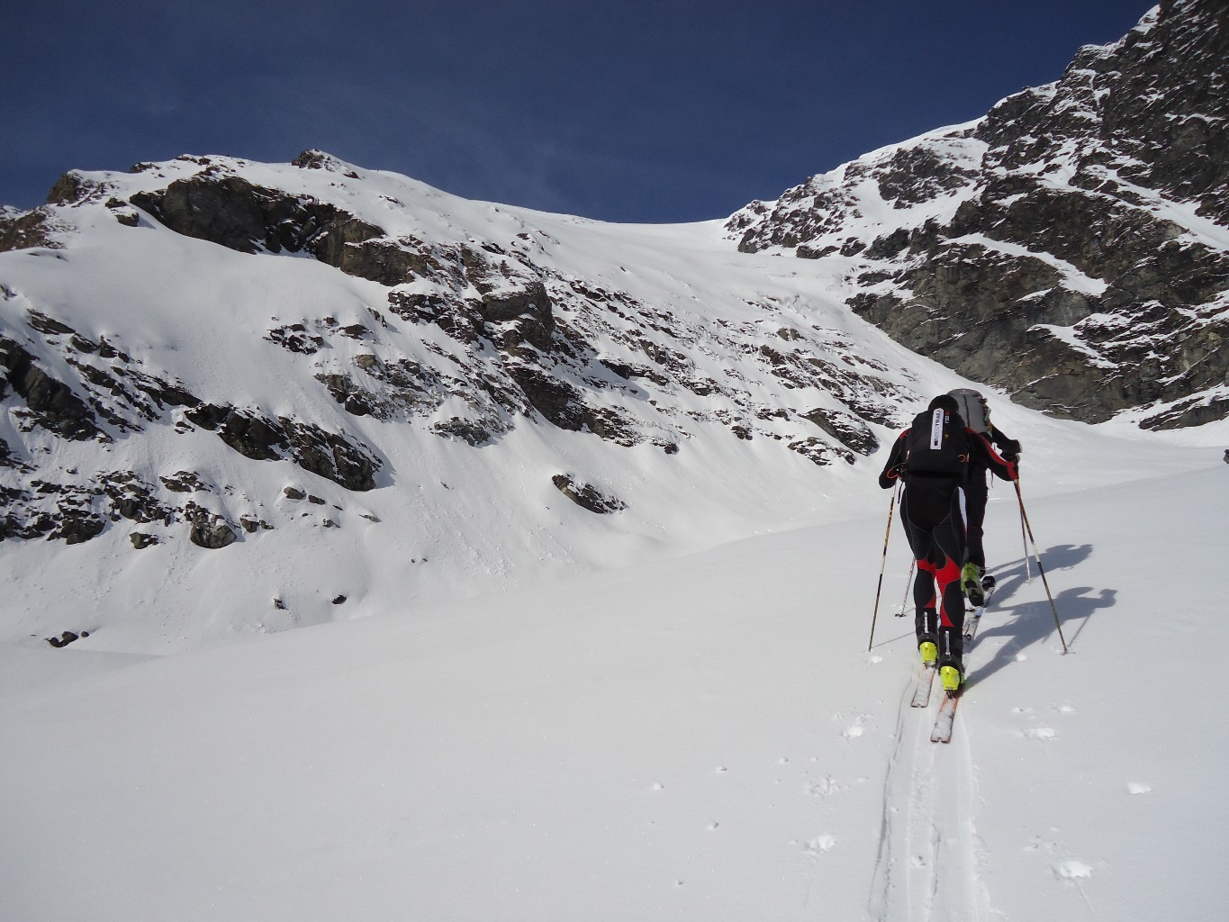 Plattes des Chamois: verso la ripida lingua glaciale, a dx vicino alle rocce
