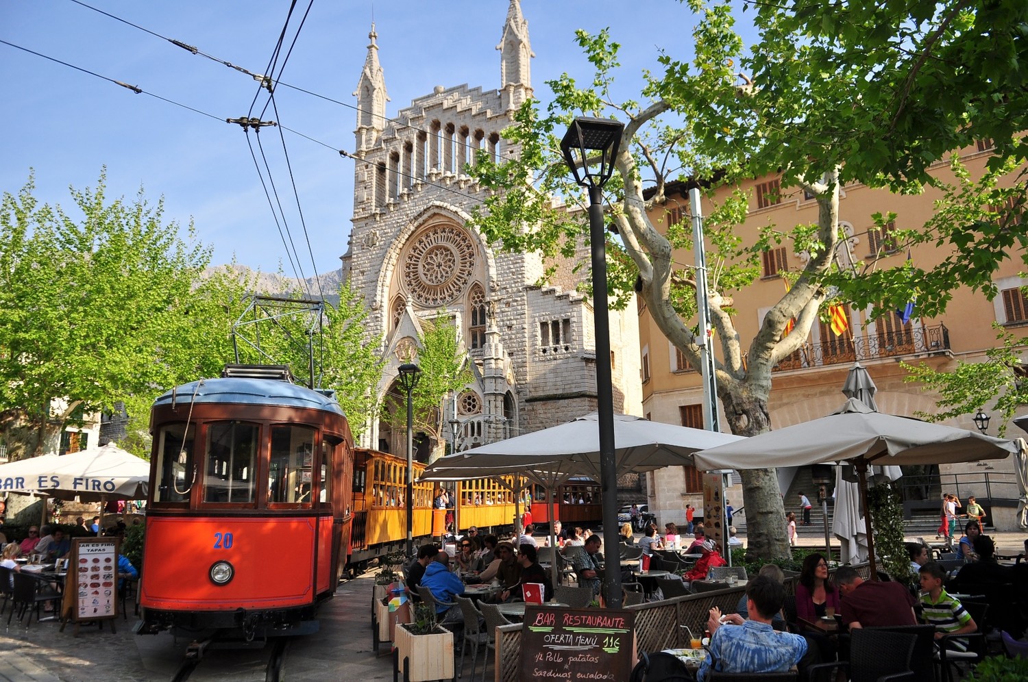 arrivée sur la place centrale de Soller