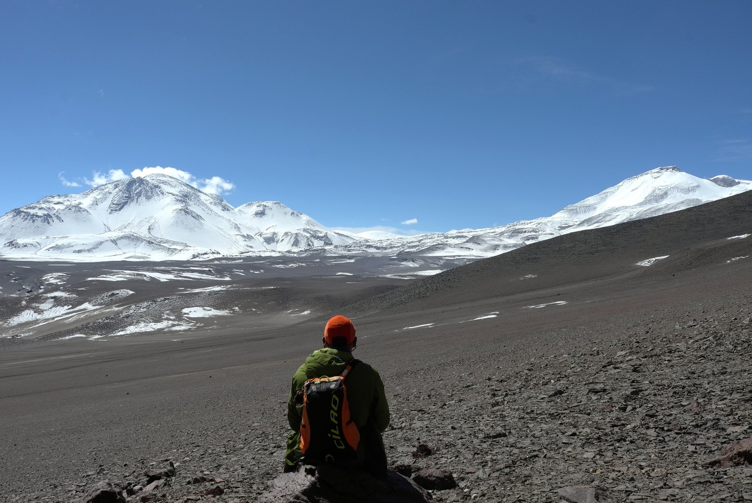 Sur les pentes du Cerro Vicunas, face au Nevado El Muerto (6488m) à gauche et au Nevado Ojos del Salado (6893m) à droite.