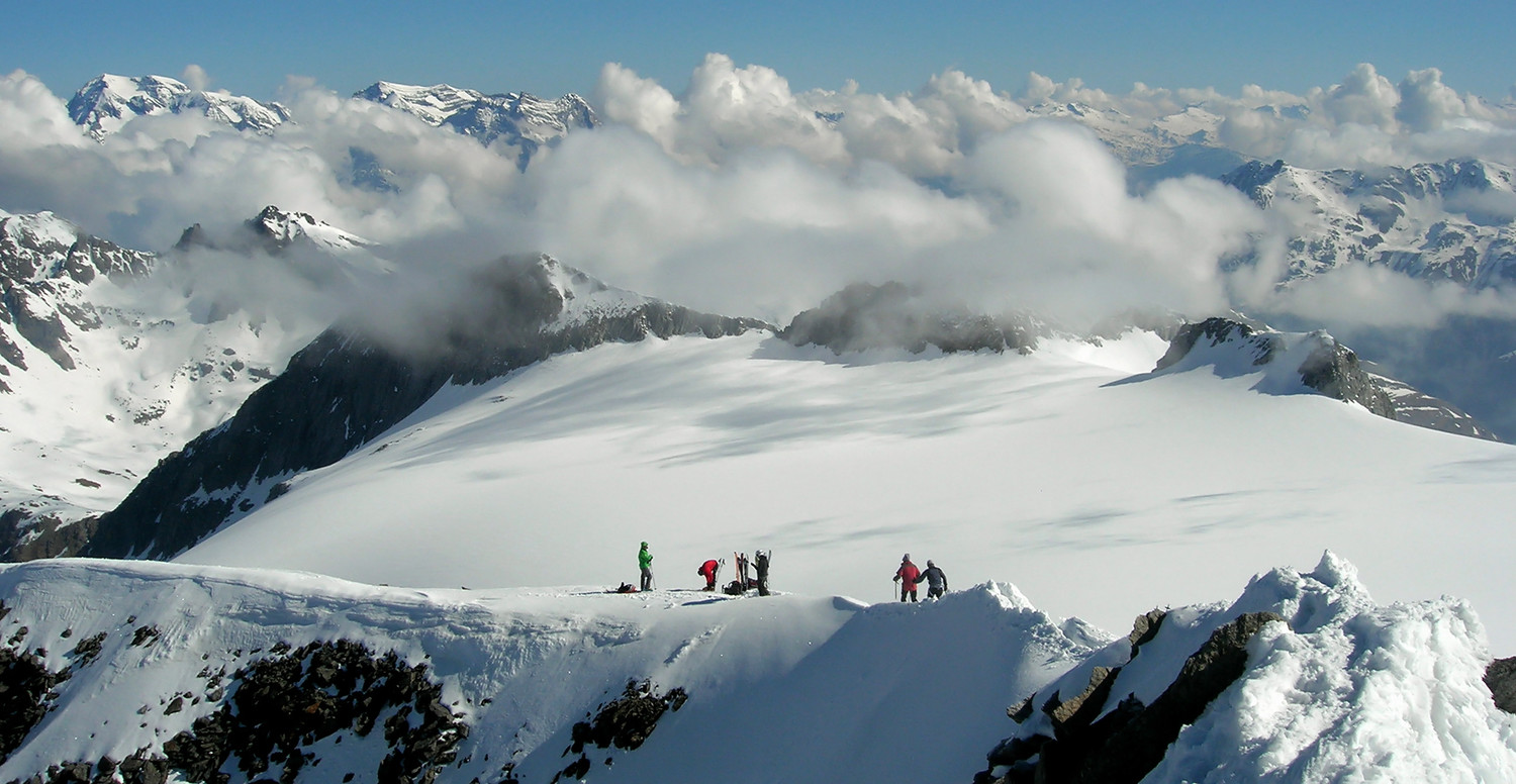 Piz Medel; sciatori allo skidepot...