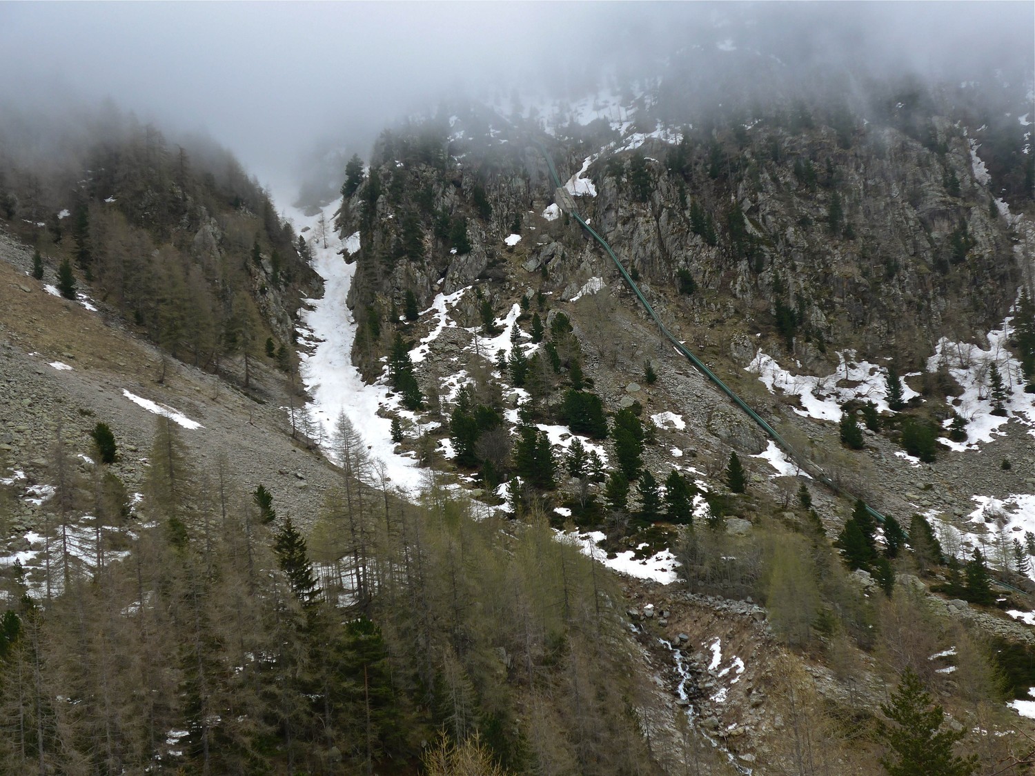 Vallon de l'Empuorame encore bien plein.