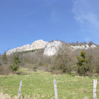En arrière plan, falaise de hautepierre, avec le Mt Geramin devant.