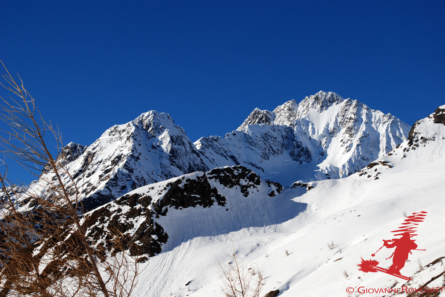 Il versante N del Monte Disgrazia 3678m, durante la salita al Passo di Vazzeda 2967m
